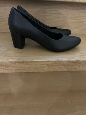 Metro 37 Black Pointed Toe Women's Flats